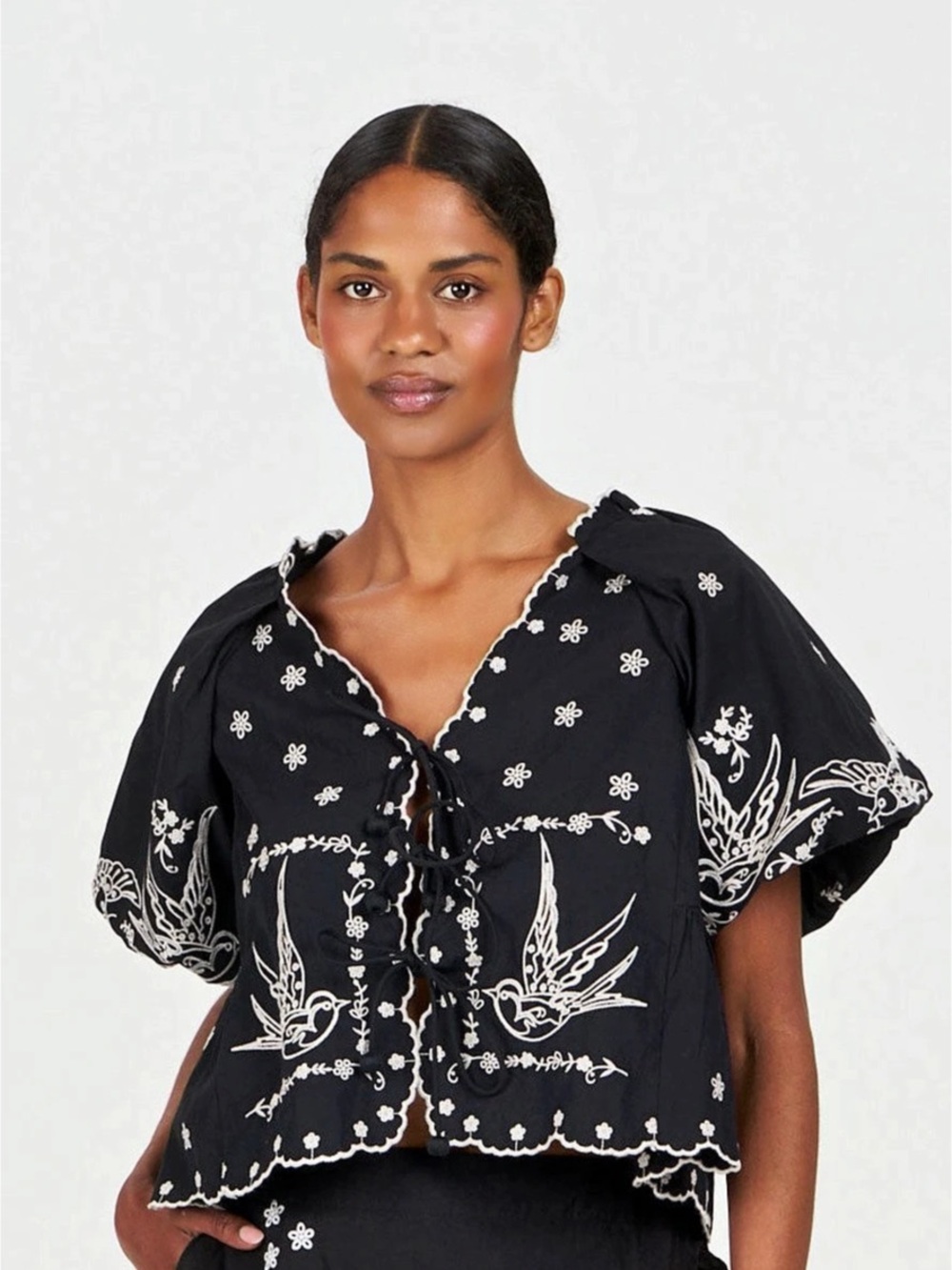 Sea New York Kinsley Embroidery Tie Front Top Embroidered in Black & White Size